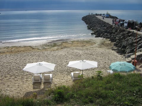 Beach nearby, beach bar
