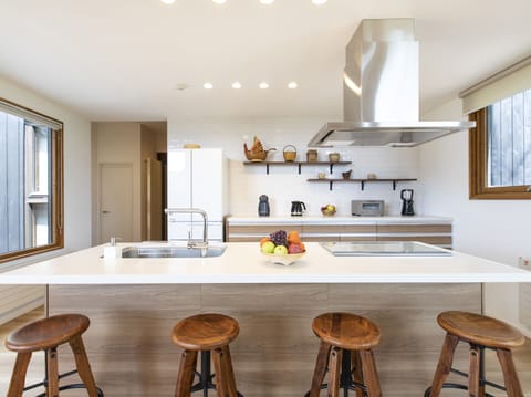 Birchwood | Private kitchen | Fridge, microwave, oven, stovetop
