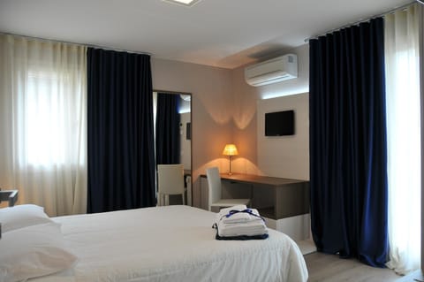 Double Room | Minibar, desk, blackout drapes, soundproofing