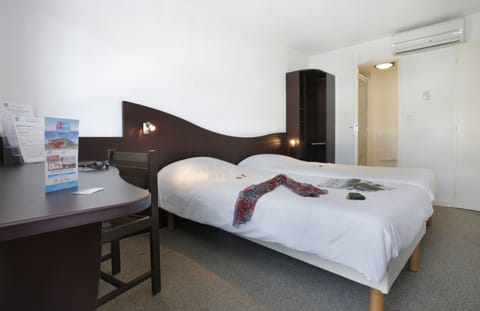 Premium bedding, desk, iron/ironing board, free WiFi