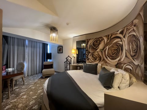 King Suite | Minibar, in-room safe, desk, laptop workspace