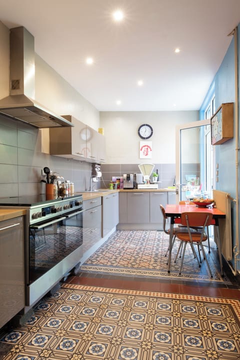 Shared fridge, microwave, oven, stovetop