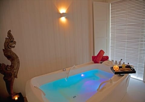 Sauna, hot tub, body treatments, Thai massages, body wraps, body scrubs