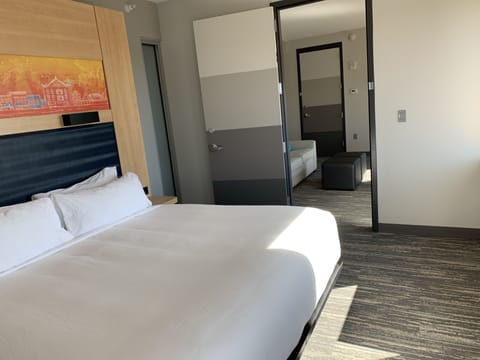 Pillowtop beds, in-room safe, desk, laptop workspace