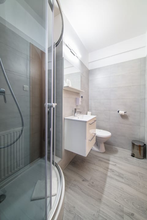 Shower, free toiletries, hair dryer, towels