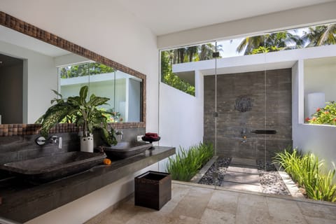 Beach Pool Villa | Bathroom | Shower, rainfall showerhead, free toiletries, hair dryer