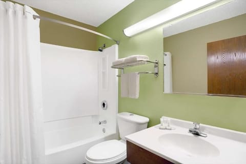 Combined shower/tub, hair dryer, towels