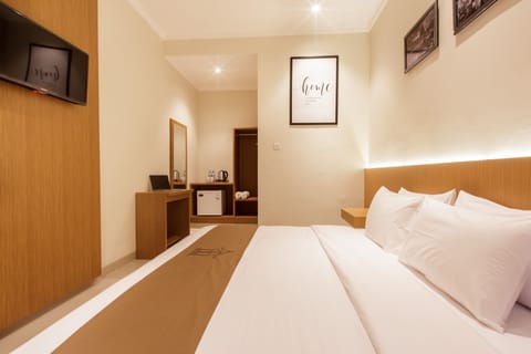Deluxe Double or Twin Room | Minibar, desk, soundproofing, free WiFi