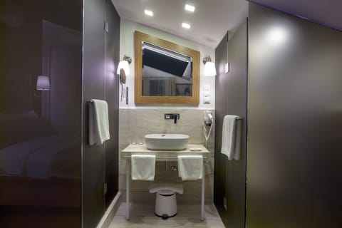 Deluxe Double Room | Bathroom | Shower, hair dryer, towels, soap