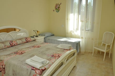 Basic Triple Room | Free WiFi, bed sheets