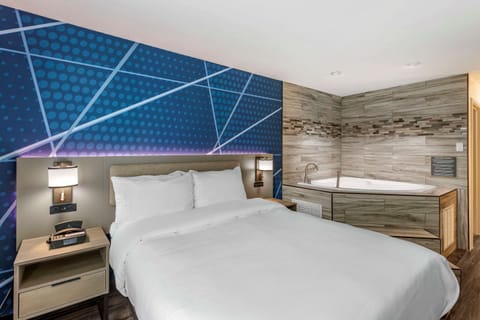 Suite, 1 Queen Bed, Non Smoking | Premium bedding, down comforters, pillowtop beds, desk