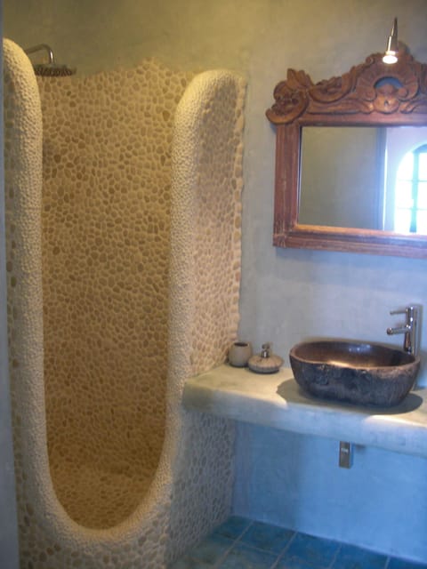 Superior Suite (Caldera View) | Bathroom shower