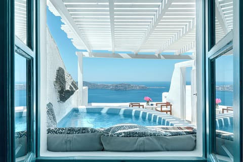 Deluxe Studio (Outdoor Hot Tub, Caldera View) | Jetted tub