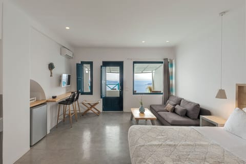 Honeymoon Suite (Outdoor Hot Tub, Caldera View) | Living area | 18-inch TV with satellite channels, DVD player