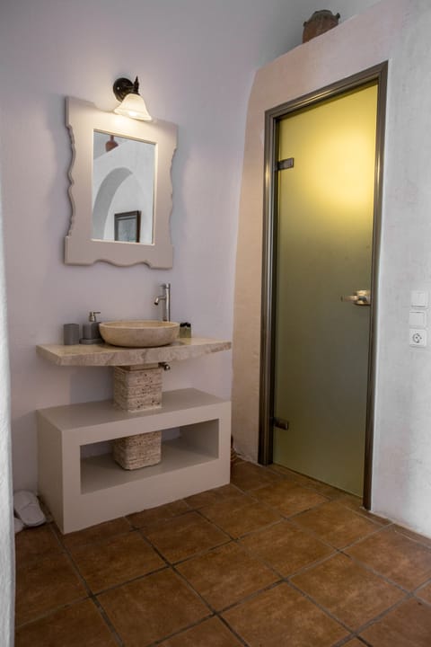 Standard Studio (Caldera View) | Bathroom | Shower, rainfall showerhead, free toiletries, hair dryer