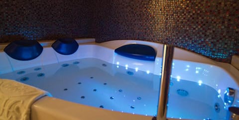 Junior Suite, Jetted Tub | Jetted tub