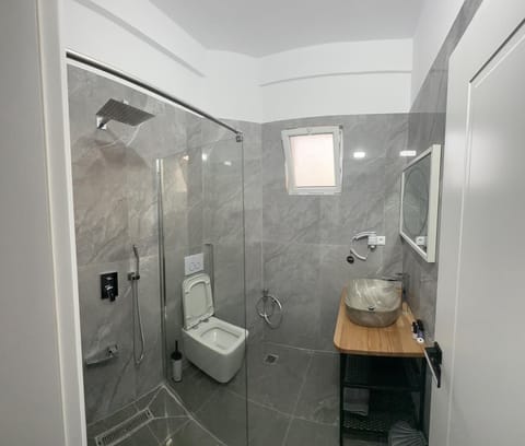 Triple Room, Balcony | Bathroom | Free toiletries, hair dryer, bidet, towels
