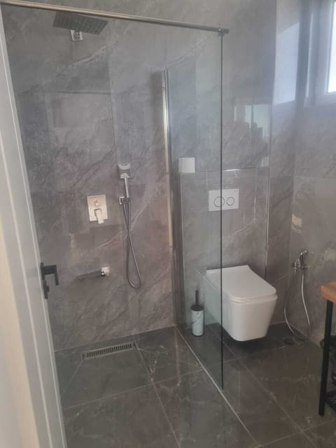 Triple Room, Balcony | Bathroom | Free toiletries, hair dryer, bidet, towels