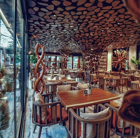 2 restaurants, breakfast, lunch, dinner served; Italian cuisine