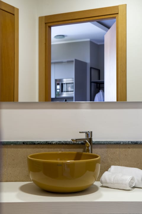 Shower, free toiletries, hair dryer, bidet