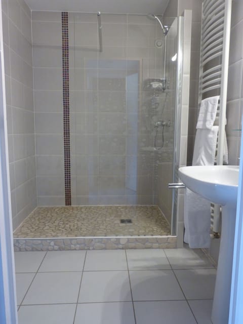 Superior Double Room | Bathroom | Free toiletries, hair dryer, towels, soap