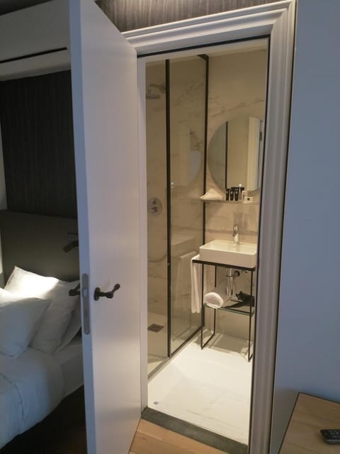 Shower, rainfall showerhead, free toiletries, hair dryer