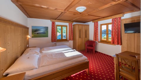 Double Room | Desk, free WiFi, bed sheets