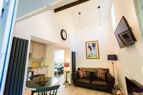 Apartment | Living room | 40-inch flat-screen TV with cable channels, TV