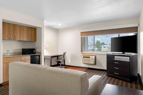 Studio Suite, 1 King Bed, Non Smoking | Desk, free cribs/infant beds, free WiFi, bed sheets