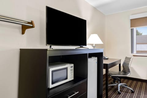 Room, 1 Queen Bed, Non Smoking | Desk, free cribs/infant beds, free WiFi, bed sheets