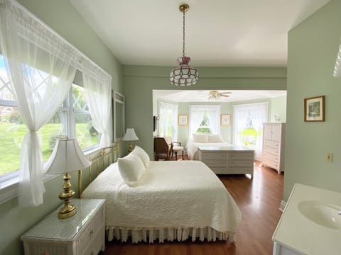 Double Room (Shenandoah Suite) | Premium bedding, individually decorated, individually furnished, desk