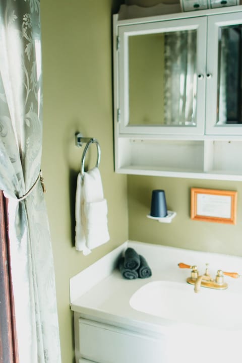 Room (Appalachian Room) | Premium bedding, individually decorated, individually furnished, desk