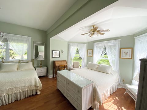 Double Room (Shenandoah Suite) | Premium bedding, individually decorated, individually furnished, desk