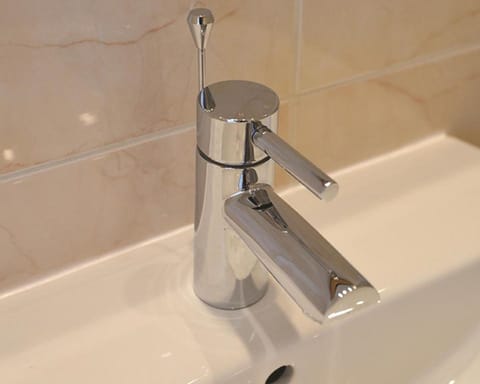 Combined shower/tub, free toiletries, hair dryer, towels