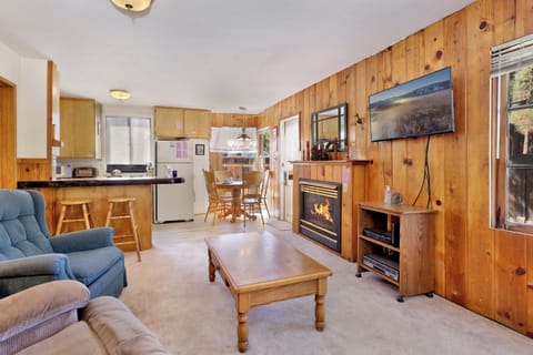 House, Multiple Beds, Fireplace, Mountain View (265) | Living area | Fireplace