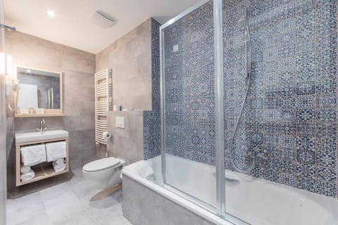 Combined shower/tub, free toiletries, towels, toilet paper