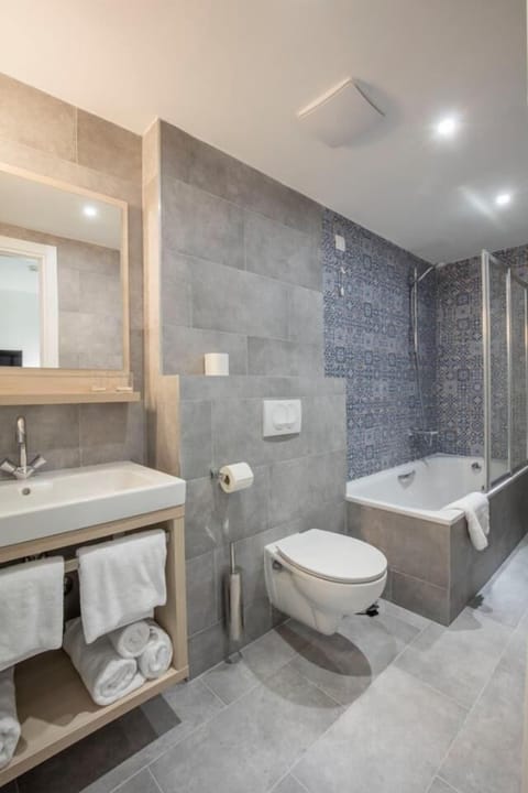 Combined shower/tub, free toiletries, towels, toilet paper