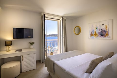 Superior double room with sea view balcony, additional bed | Hypo-allergenic bedding, in-room safe, desk, blackout drapes
