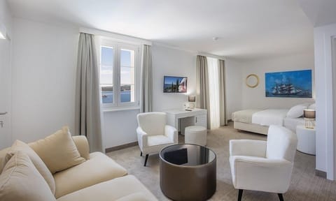 Hypo-allergenic bedding, in-room safe, desk, blackout drapes