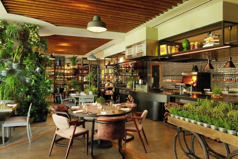 3 restaurants; breakfast, lunch, and dinner served