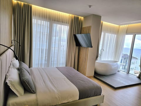 Deluxe Double Room, Bathtub, Sea View | Minibar, in-room safe, desk, blackout drapes