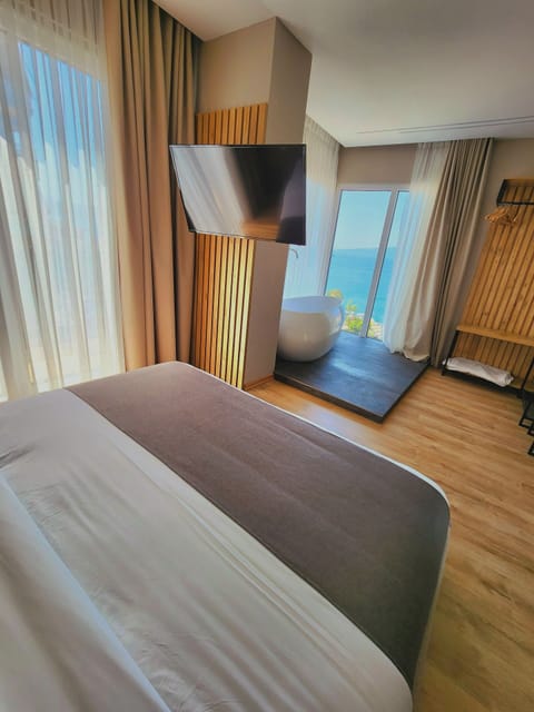 Deluxe Double Room, Bathtub, Sea View | Minibar, in-room safe, desk, blackout drapes