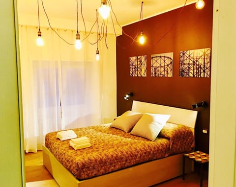 Desk, soundproofing, free WiFi, bed sheets
