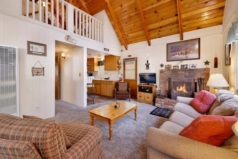 House, Multiple Beds, Hot Tub, Mountain View (557) | Living area | Fireplace