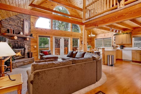 House, Multiple Beds, Hot Tub, Mountain View (589) | Living area | Fireplace