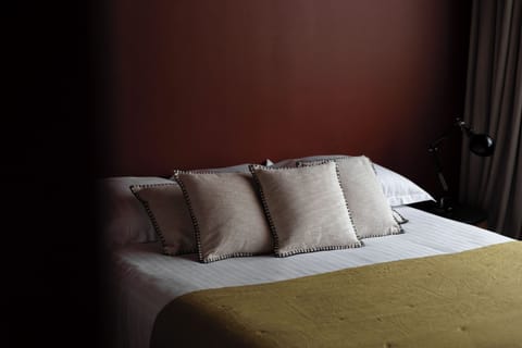 Yellow or Red Room at 2bis, independent of pieuX (200m away) | Premium bedding, individually decorated, individually furnished