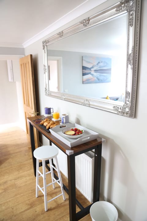 Deluxe Apartment, 1 Bedroom | In-room dining