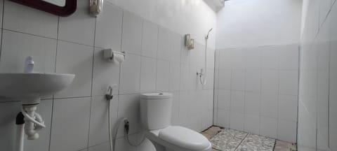 Standard Room, 1 Bedroom, Terrace, Ground Floor | Bathroom | Shower, hydromassage showerhead, free toiletries, bidet