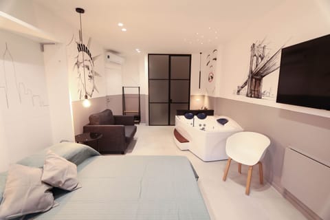 Studio Suite (Nord America) | Premium bedding, down comforters, memory foam beds, in-room safe