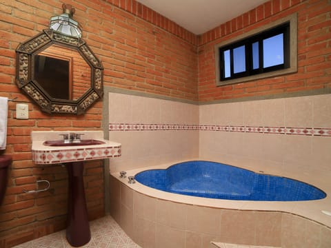 Junior Suite, 1 King Bed, Mountain View | Bathroom | Towels, soap, shampoo, toilet paper